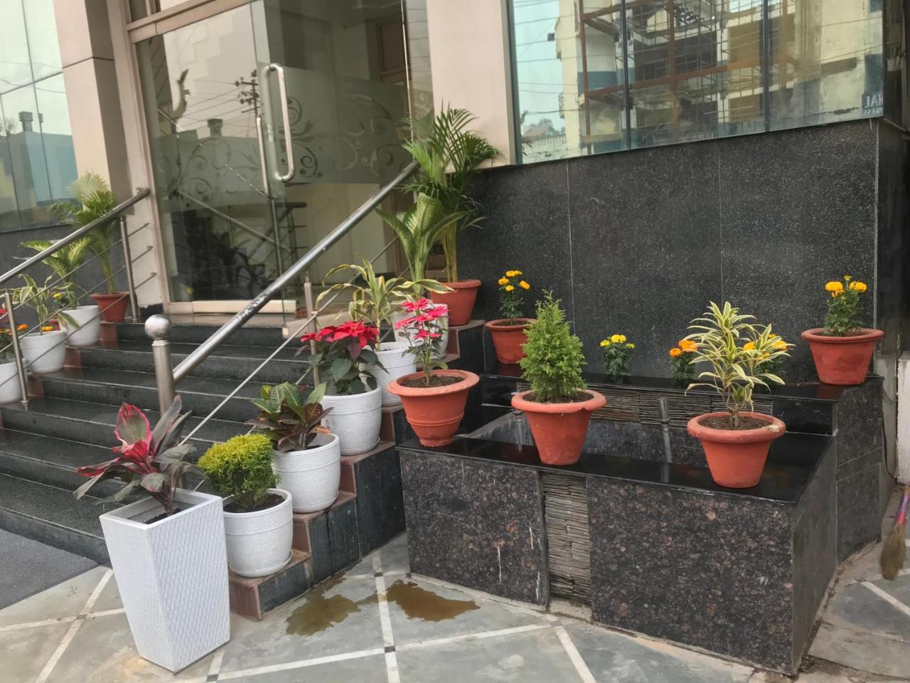 Hotel Sunrise Inn Lucknow Dış mekan fotoğraf